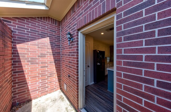 Building Photo - 402 Live Oak Ln