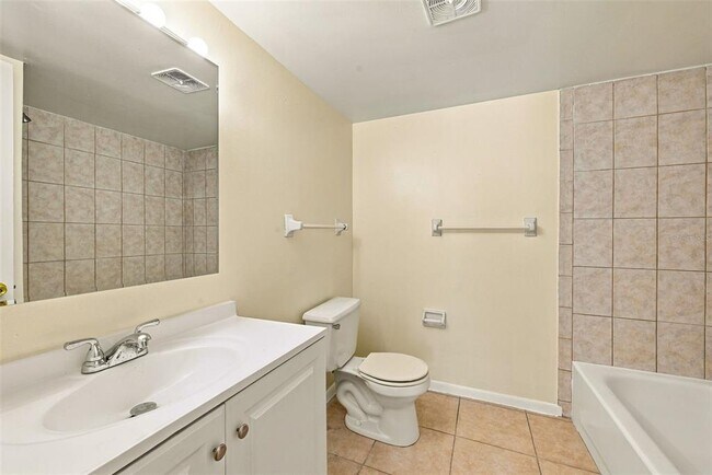 Building Photo - 905 W Oak Ridge Rd