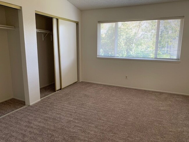 Building Photo - 2 bed 1.5 bath with a 2-car garage in Rocklin