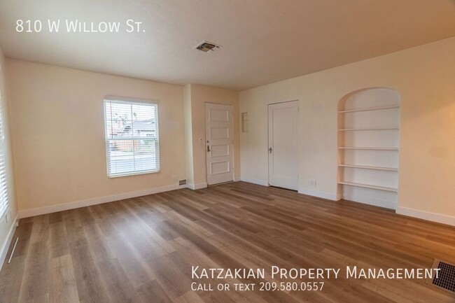 Building Photo - Large 2-Story 1-Bedroom 1.5 Bath Midtown T...