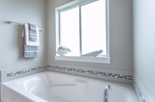 Building Photo - Newer Redmond Home with Extended 2 Car Gar...