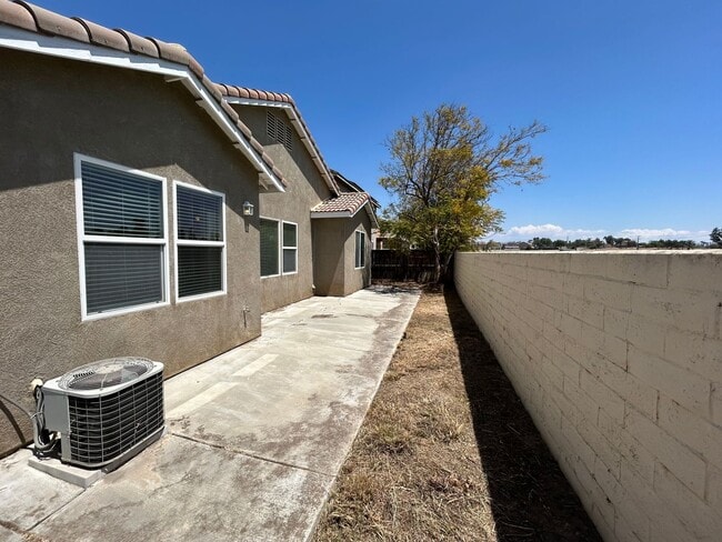 Building Photo - Updated 3 Bedroom