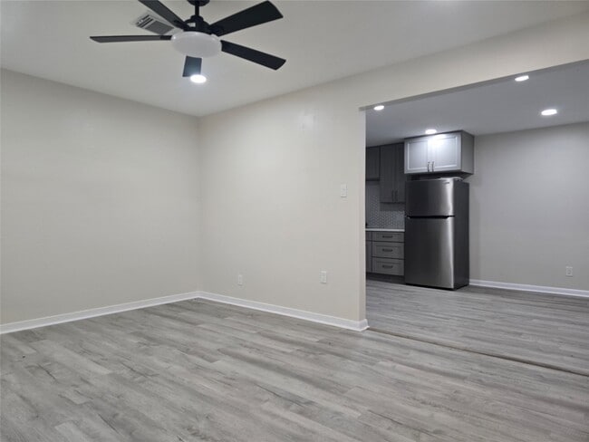 Building Photo - 10518 Royal Oaks Dr