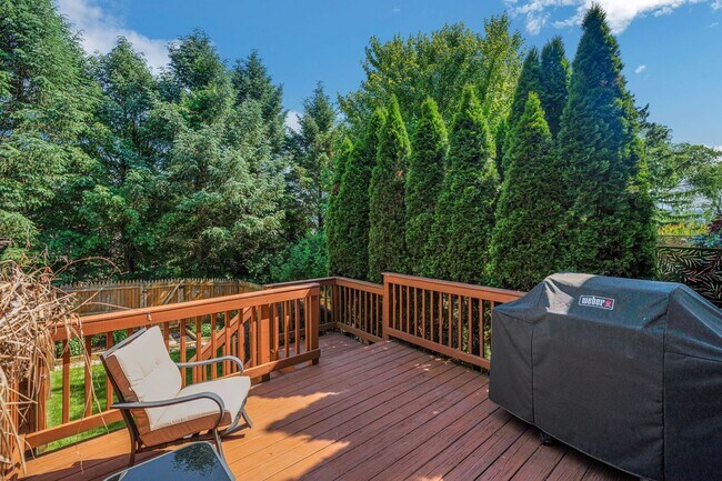 Building Photo - Beautiful 3 Bedroom Bridgeport Townhome!