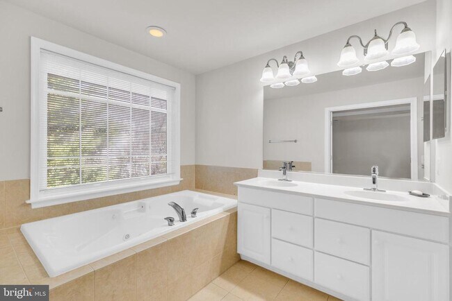 Building Photo - 9249 Laurel Ridge Crossing Rd