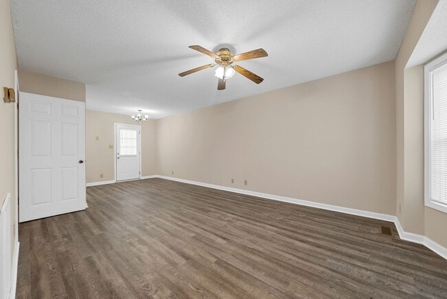 Building Photo - 1 Bedroom Pet Friendly Home For Rent Near Dover Crossing!