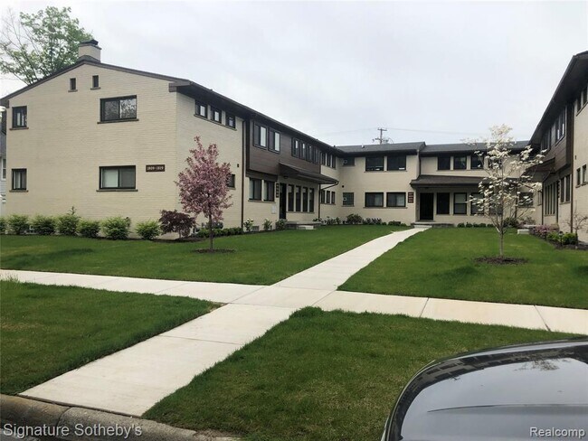 Front of Building - 1809 W Farnum Ave