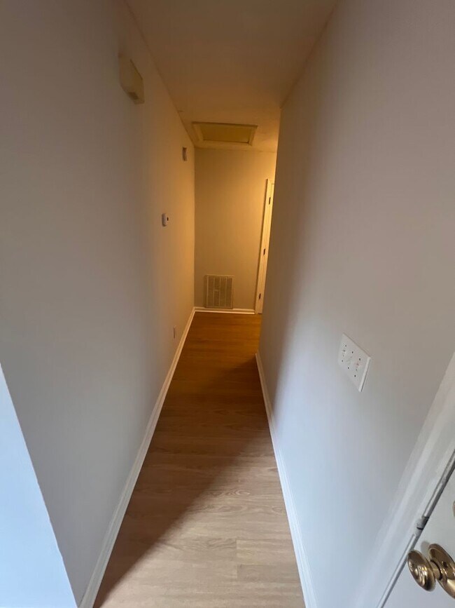 Building Photo - Center 628-630