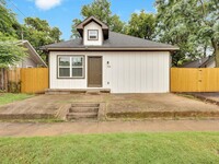 Building Photo - Open Layout & Spacious Yard