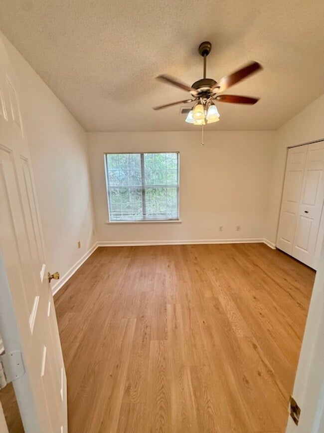 Building Photo - Fabulous Townhome in Prime Location – Comf...