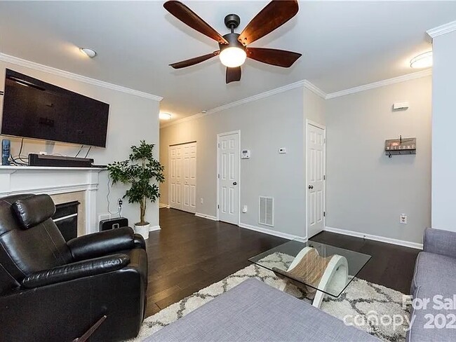 Building Photo - 1265 E Woodlawn Rd