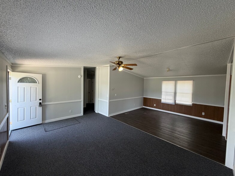 Building Photo - 2611 Warhorse St