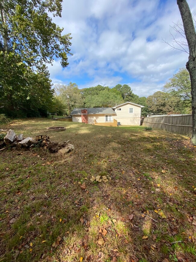 1/2 acre private fenced in yard - 114 Woodglen Dr
