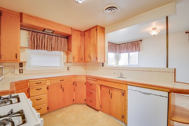 Building Photo - Charming Farmhouse Retreat in Northwest Bakersfield!