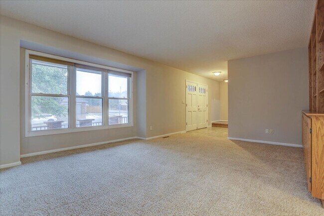 Building Photo - 10701 Hobbit Ln