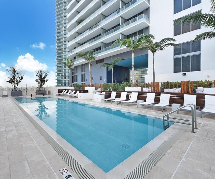 Building Photo - 1300 Brickell Bay Dr