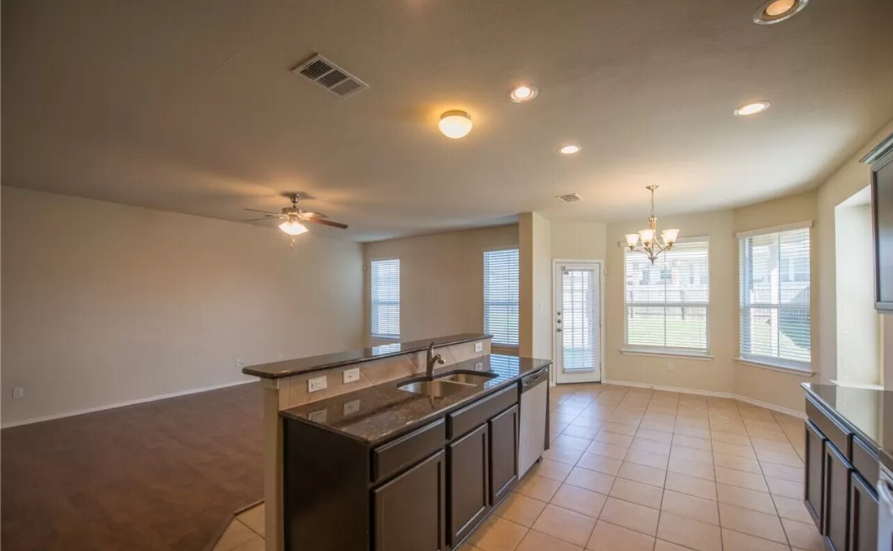 Building Photo - 3403 Cricklewood Dr