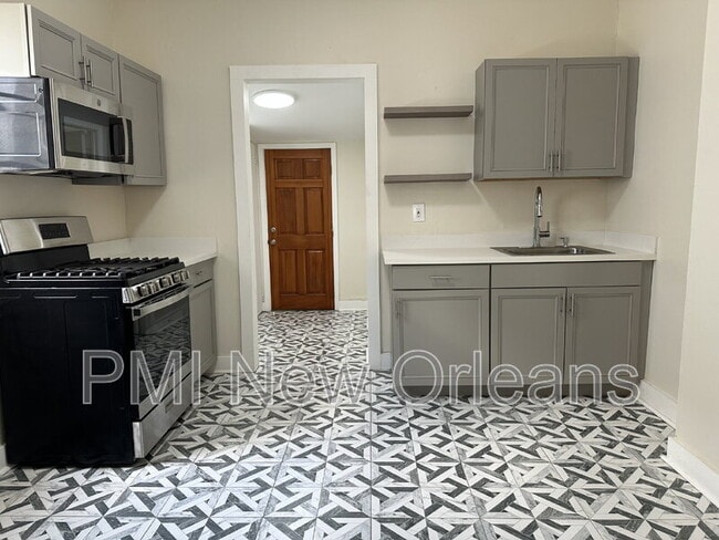 Building Photo - 2427 Rousseau St