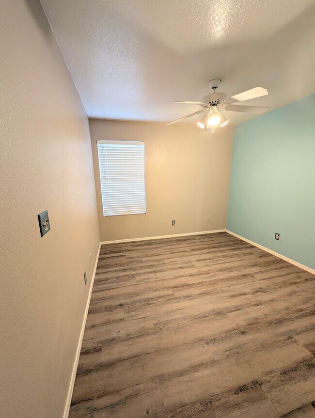 Building Photo - 2325 E Lakecrest Dr