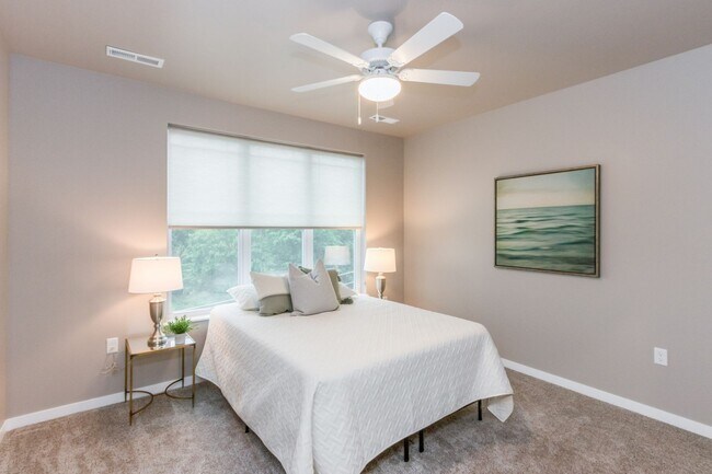 Building Photo - Spacious 2-Bedroom/2-Bath END UNIT on seco...