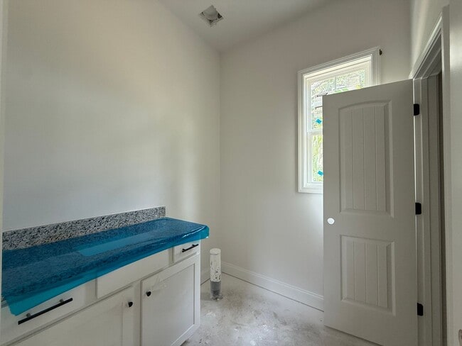 Building Photo - Modern New Build Minutes from Downtown Cha...