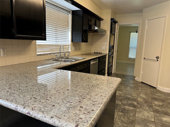 Building Photo - 2826 Green Fields Dr