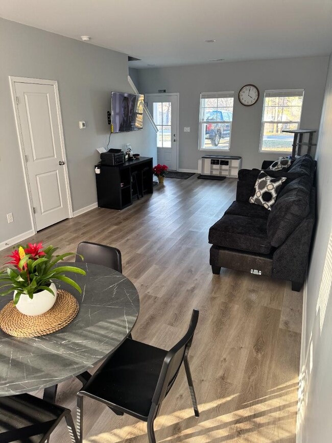 Building Photo - 2611 Carsten Ave