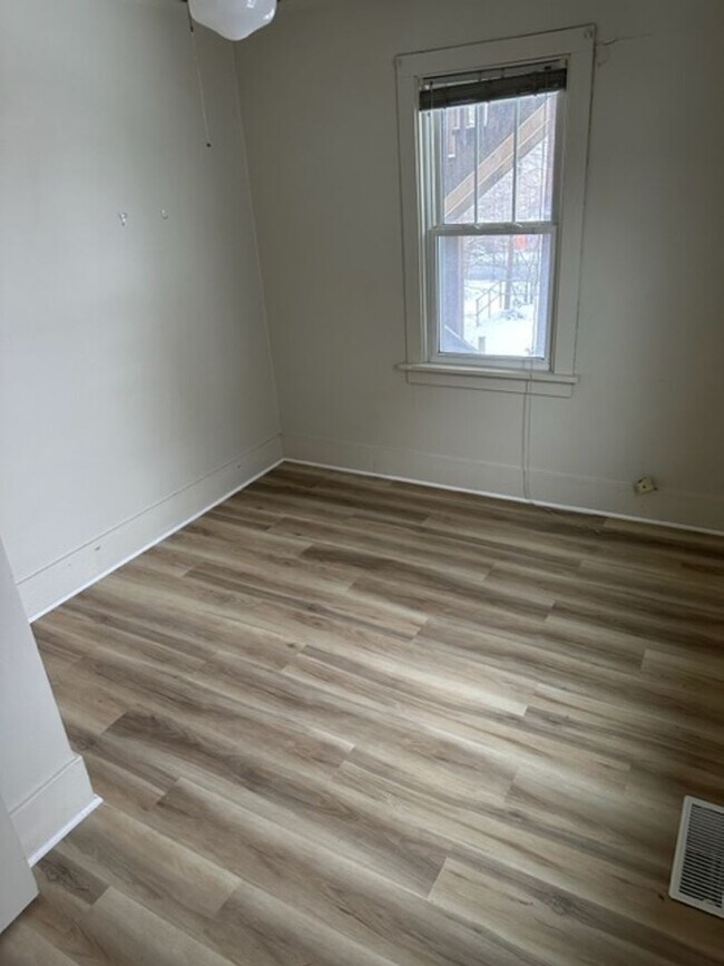 Building Photo - 429 Harding St