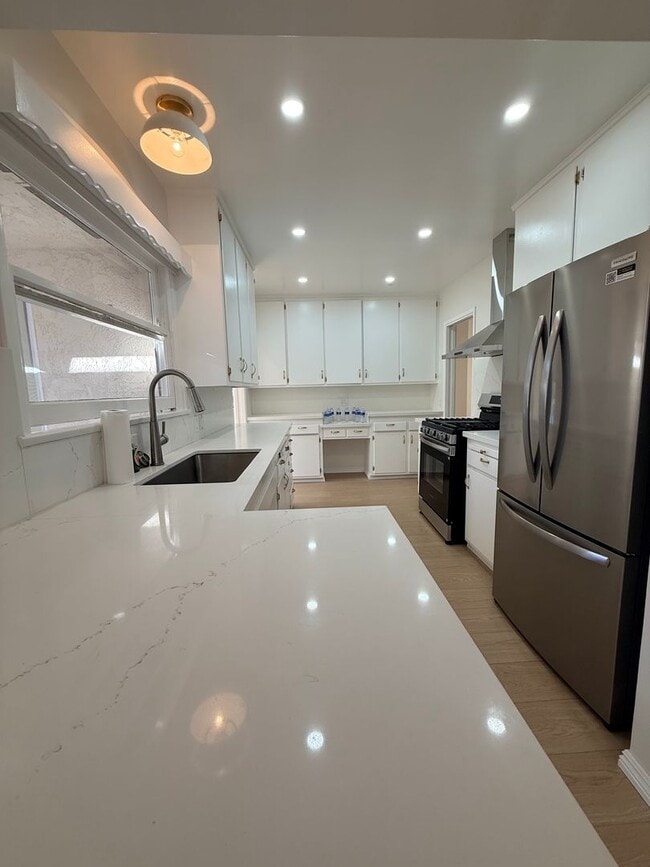 Building Photo - 3Bd House w/ HUGE Yard + RV Parking + New Appliances!