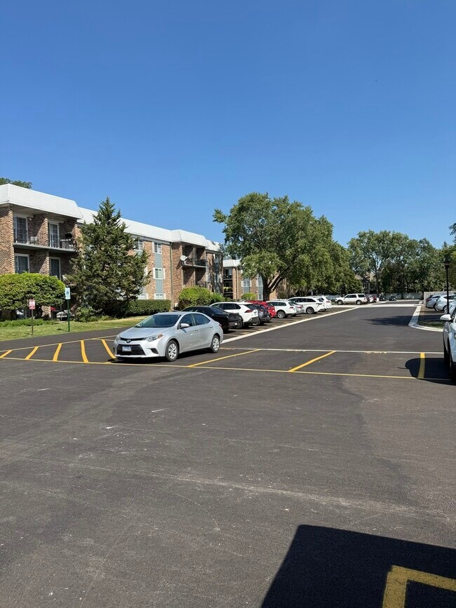 Building Photo - 1627 N Windsor Dr
