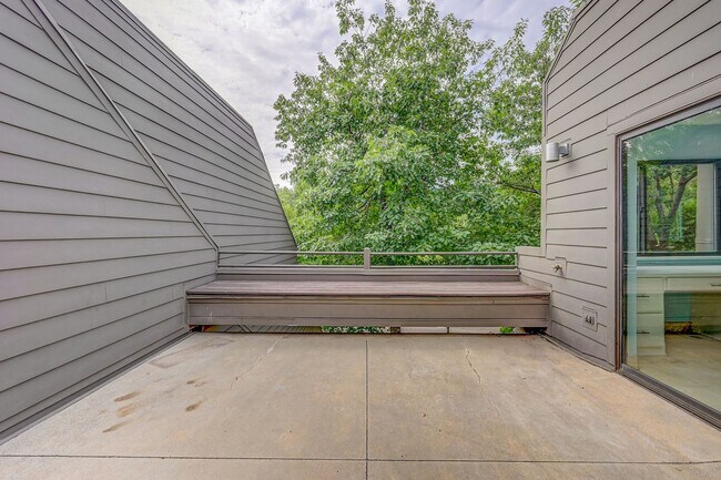 Building Photo - Beautiful downtown Penthouse. 1 bed/1 bath