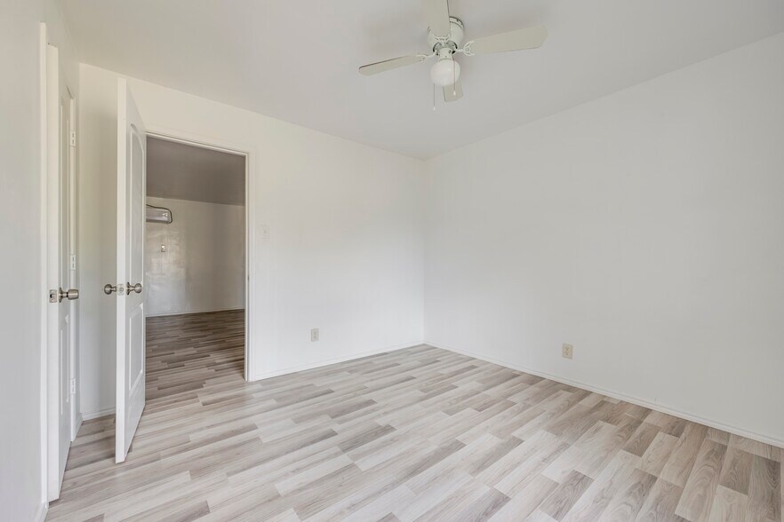 Building Photo - 725 E Morton St