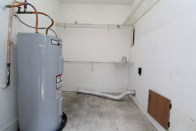 Building Photo - Updated Northeast Pensacola 3BR End-Unit Townhome Near UWF & Cordova Mall with Fresh Paint, New C...