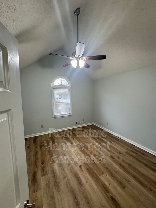 Building Photo - 129 Wagon Wheel Cir