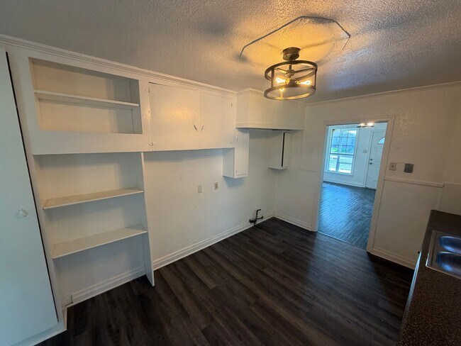 Building Photo - Cute Two Bedroom Home