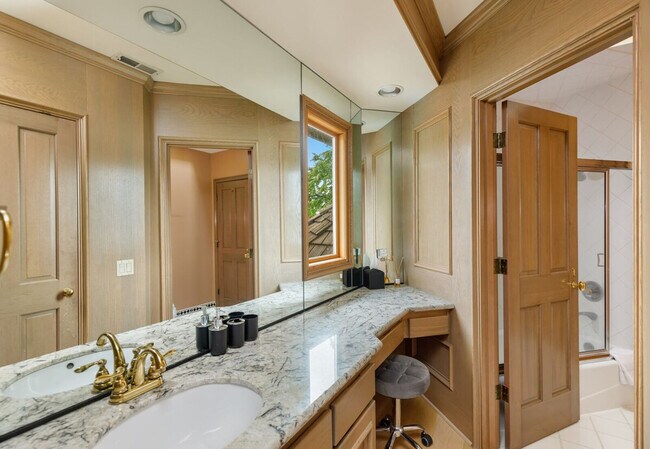 Building Photo - 6408 E Mercer Way