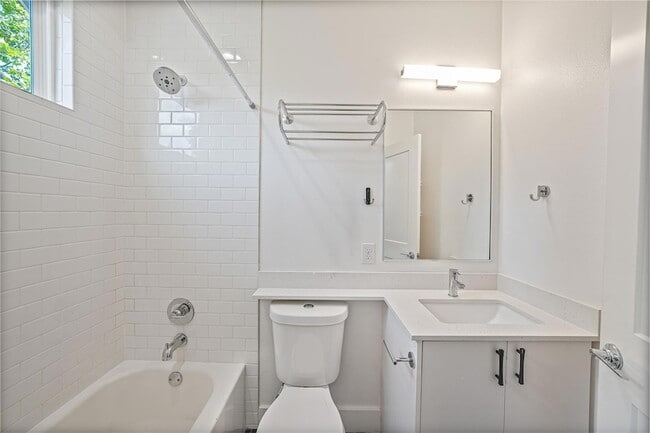 Building Photo - 600 W Odell St