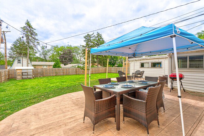 Building Photo - Cozy Home Sleeps 10 Lombard Chicago Suburb