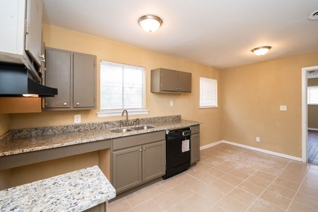 Building Photo - 213 Pine St