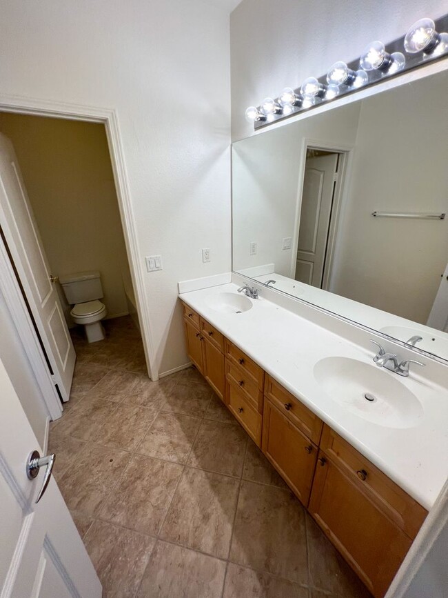 Building Photo - Spacious 5 Bedroom 3 Bathroom Home with 3 ...