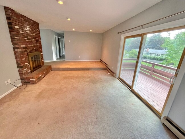 Building Photo - Spacious 4 Bed / 3 Bath Single-Family Home...