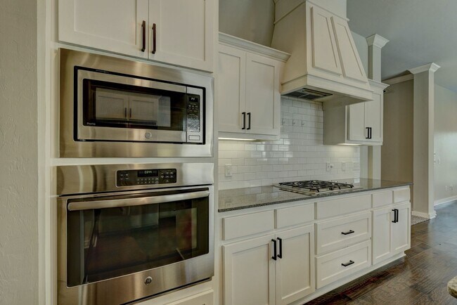 Building Photo - Desirable Home In Valencia Park!