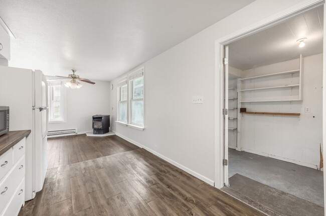 Building Photo - Central CDA rancher 2 bed 1 bath with 2 ca...