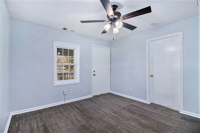 Building Photo - Charming Fully Renovated 2BR/1BA in the He...