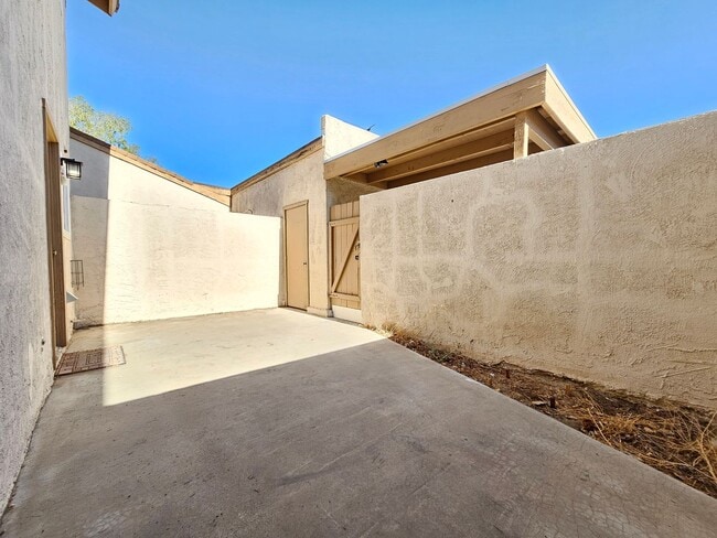 Building Photo - Charming Condo With Pool Access!