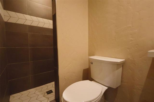 Building Photo - 1004 W Cayuga Dr