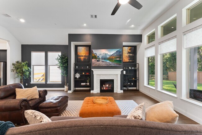 Building Photo - 522 Black Bronco Rd