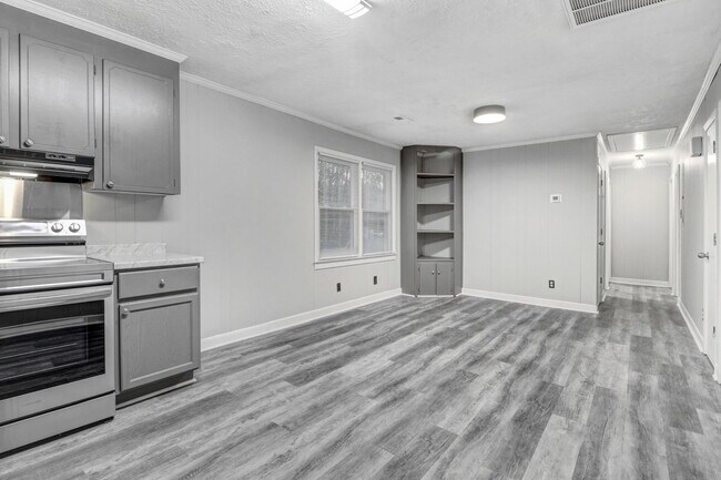 Building Photo - MOVE-IN READY! 3 BR, 1 BA Brick Ranch *EXCELLENT Wayne Mem. Drive Location!*