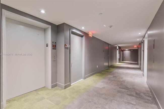 Building Photo - 1010 Brickell Ave