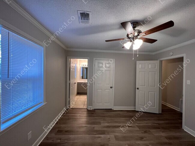 Building Photo - 1009 Willard Dr